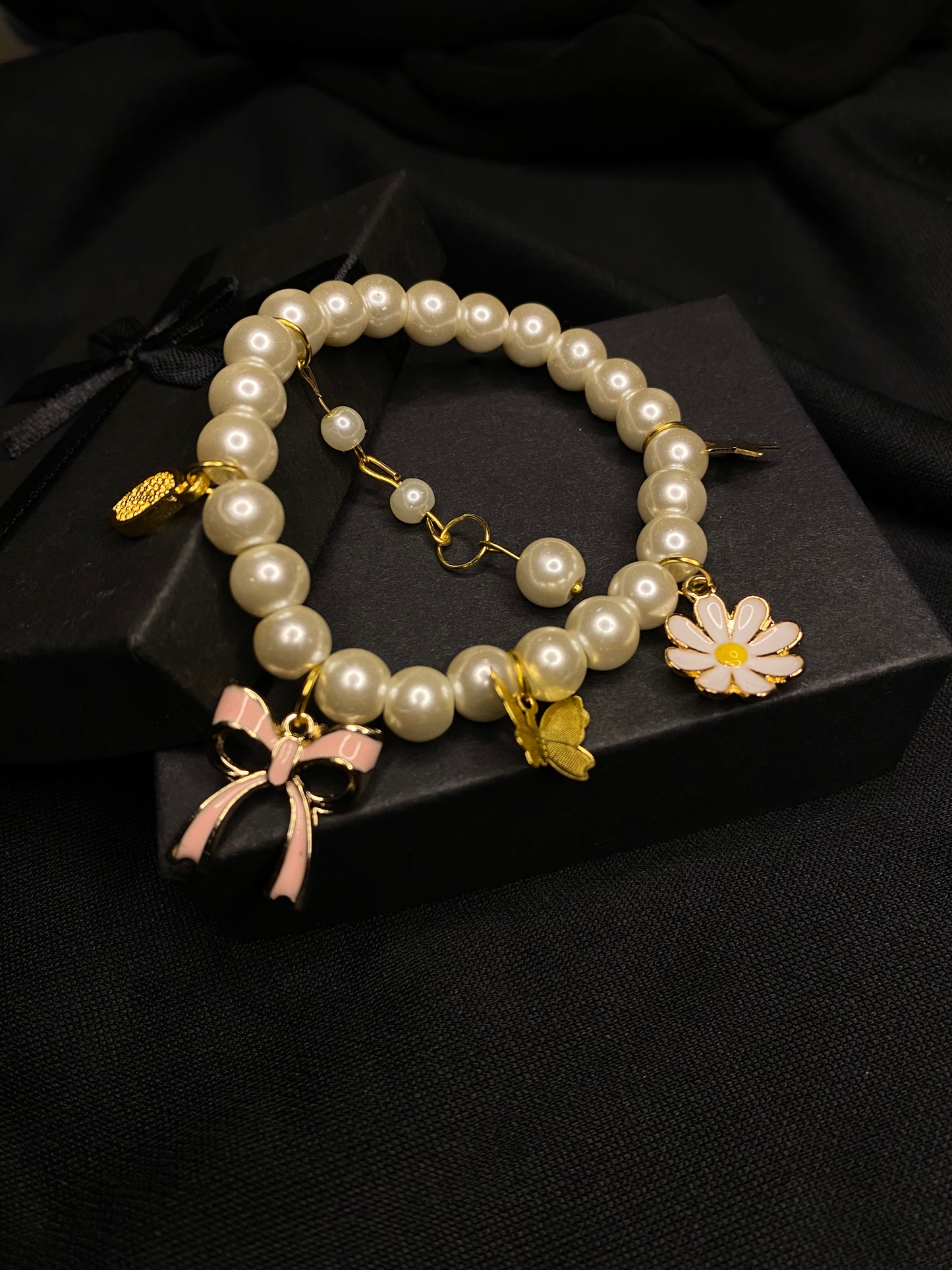 BRPMCH-00- Pearls Bracelet with Mix Charms( Butterfly, Daisy Flower, Bow, Leaf, Star)