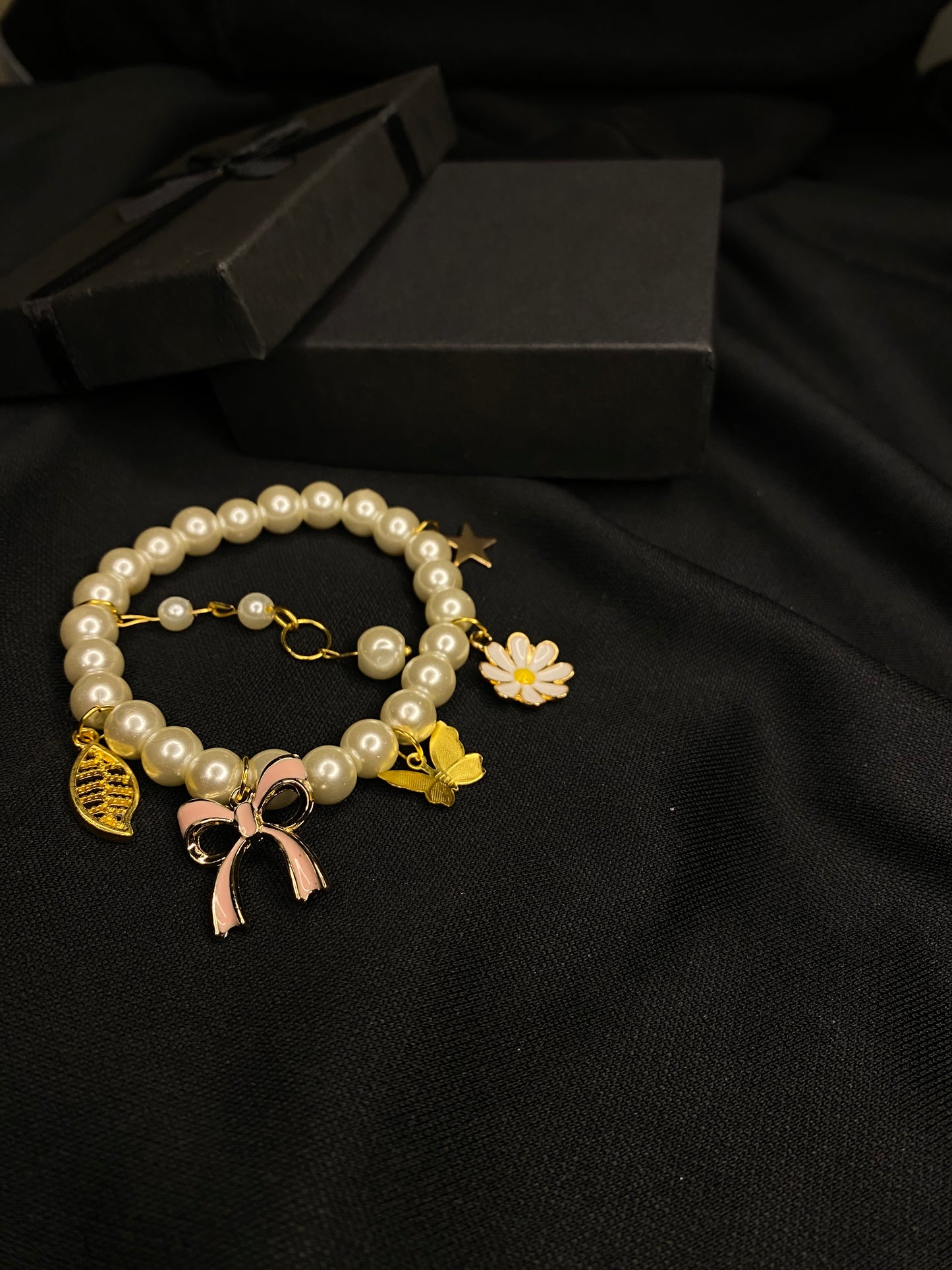 BRPMCH-00- Pearls Bracelet with Mix Charms( Butterfly, Daisy Flower, Bow, Leaf, Star)