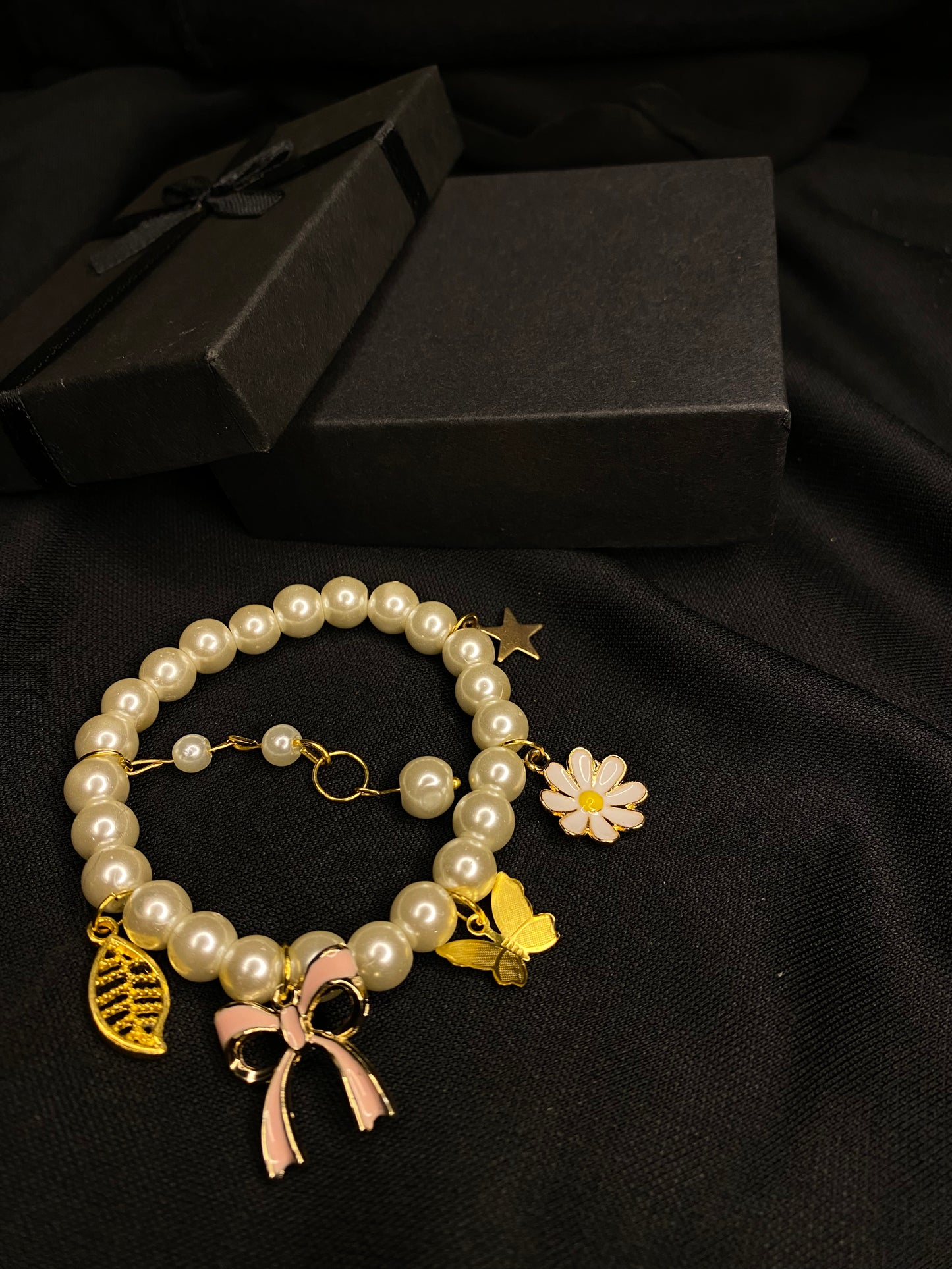 BRPMCH-00- Pearls Bracelet with Mix Charms( Butterfly, Daisy Flower, Bow, Leaf, Star)