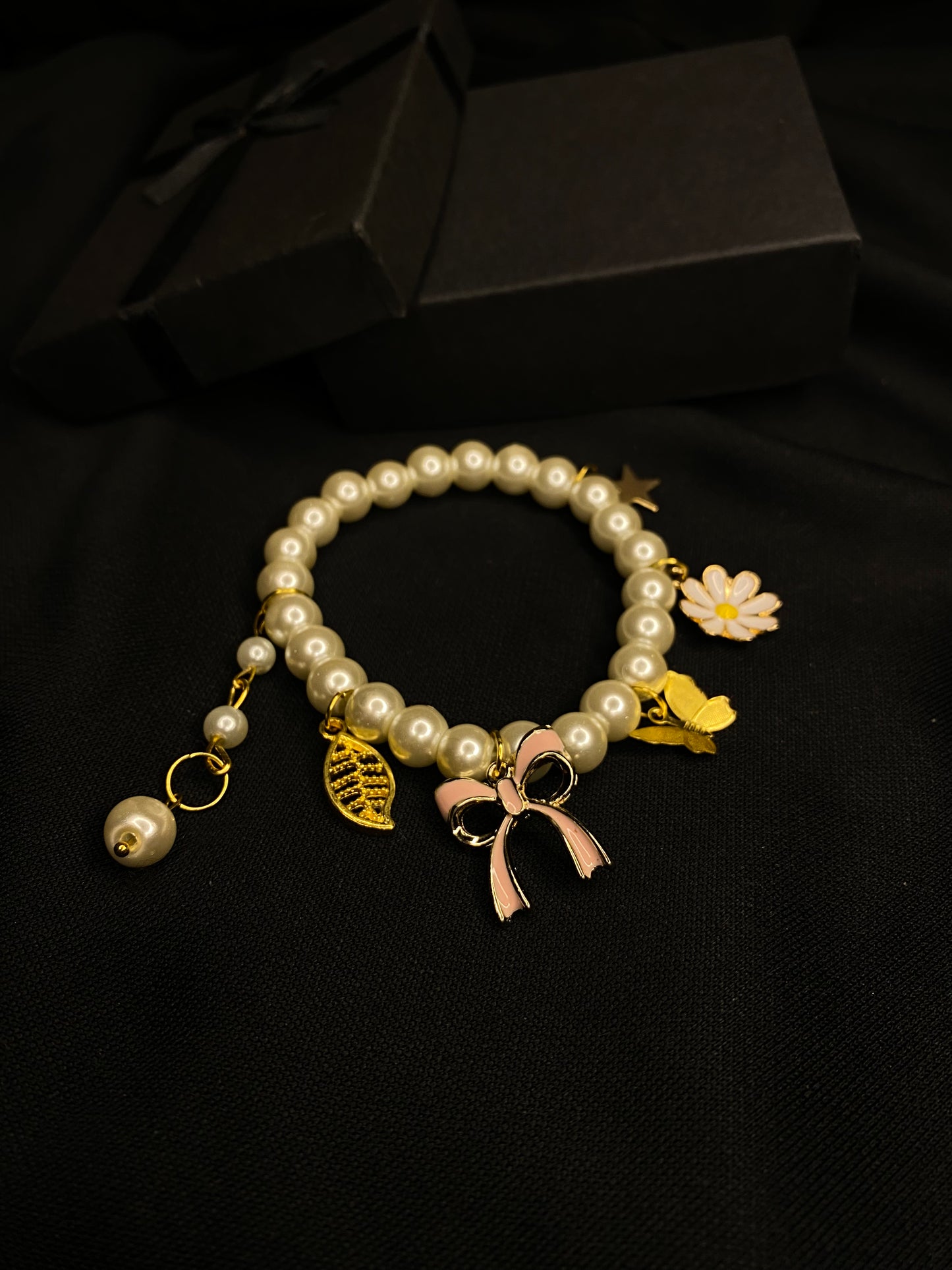 BRPMCH-00- Pearls Bracelet with Mix Charms( Butterfly, Daisy Flower, Bow, Leaf, Star)