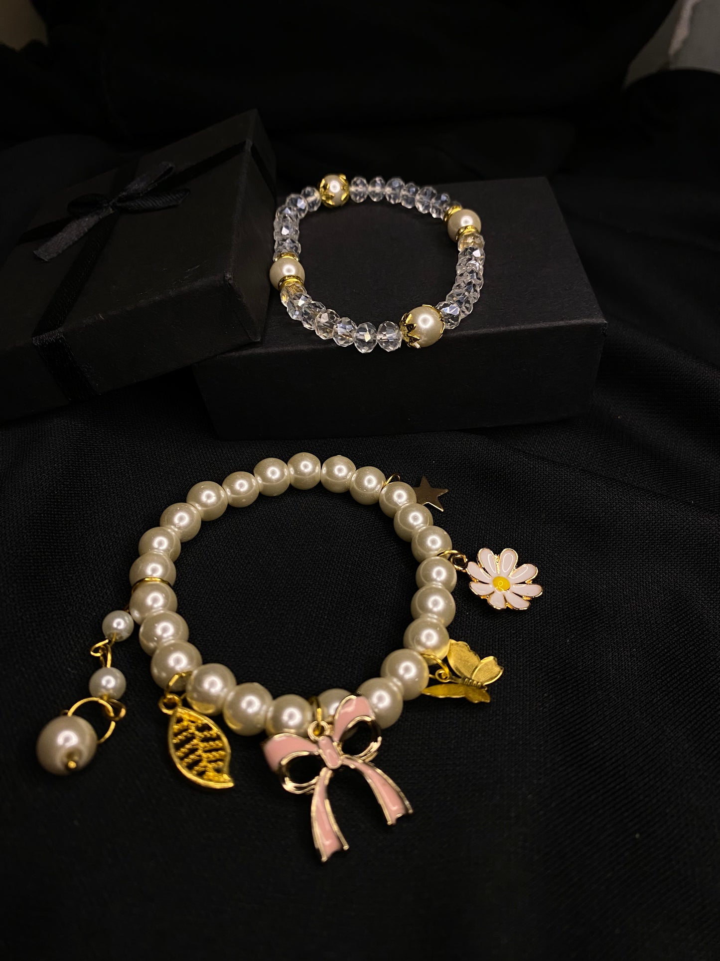 BRPMCH-00- Pearls Bracelet with Mix Charms( Butterfly, Daisy Flower, Bow, Leaf, Star)