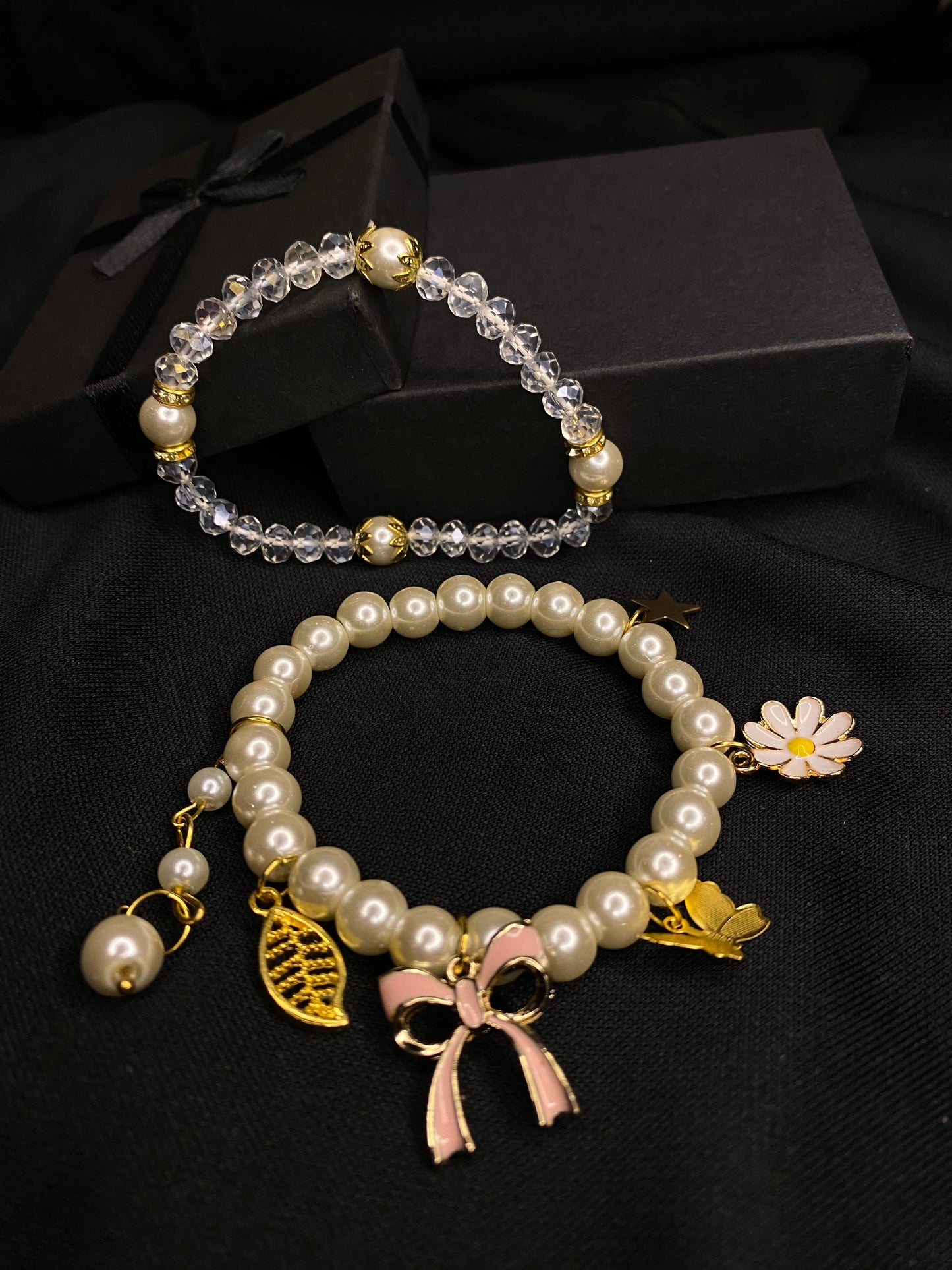 BRPMCH-00- Pearls Bracelet with Mix Charms( Butterfly, Daisy Flower, Bow, Leaf, Star)