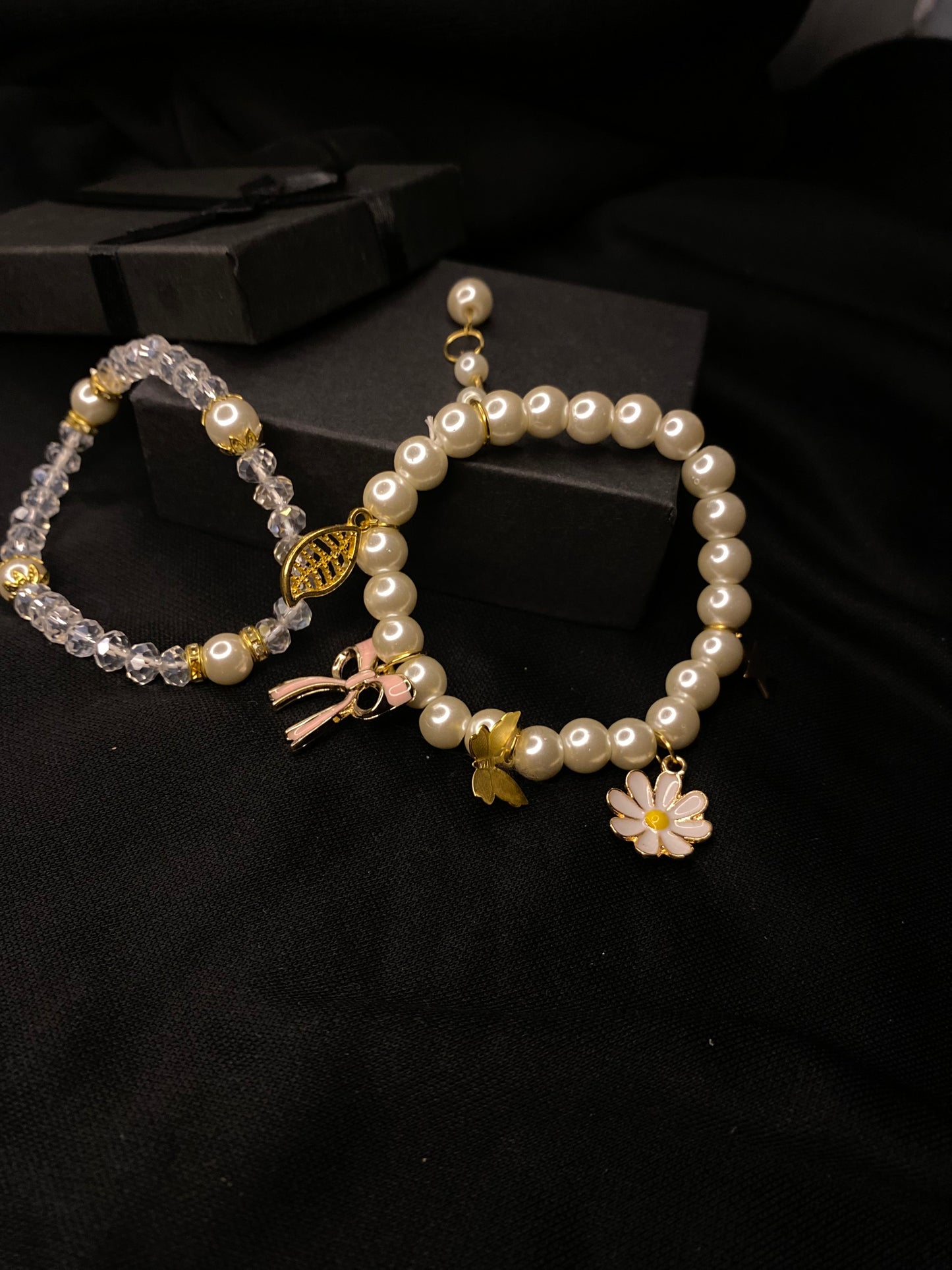 BRPMCH-00- Pearls Bracelet with Mix Charms( Butterfly, Daisy Flower, Bow, Leaf, Star)