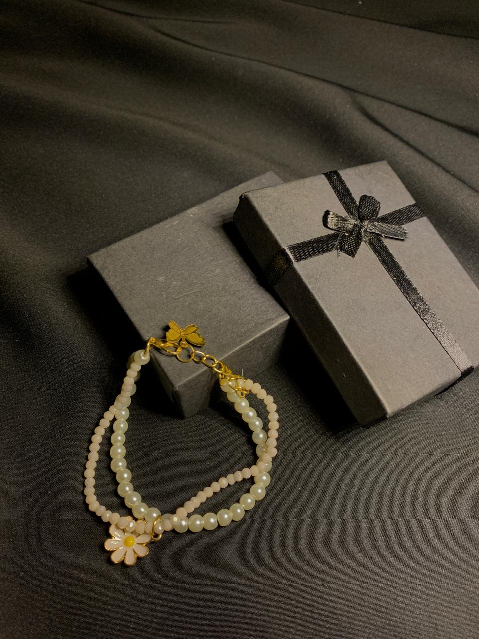 Daisy flower Charm White Bracelet