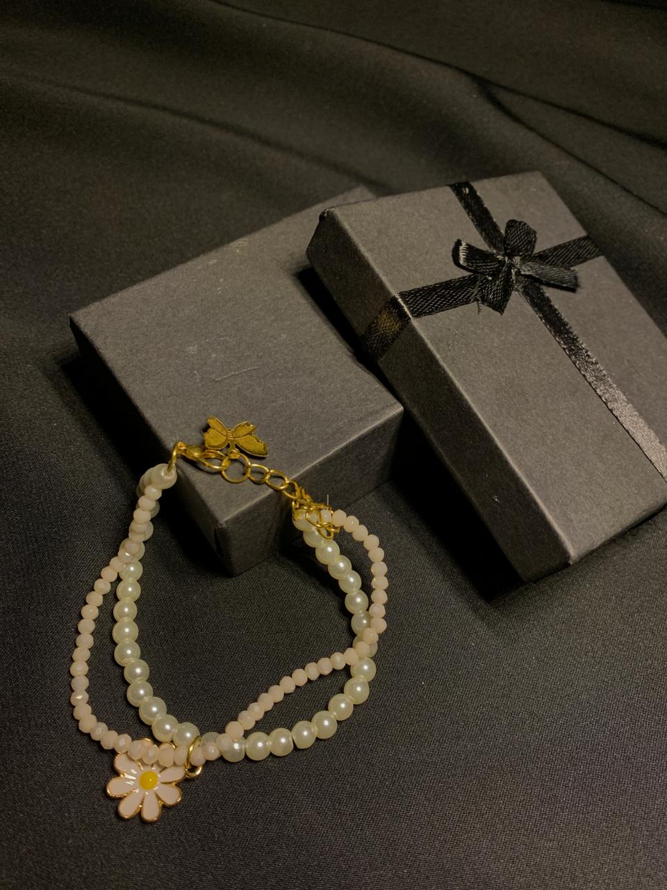 Daisy flower Charm White Bracelet
